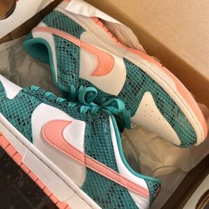 RARE Nike Sneakers - NWT - Women's 9.5